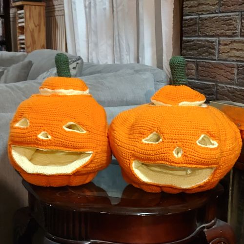 shows the comparison of the Forever Jack-o'-lantern on the left and the Large Forever Jack-o'-lantern on the right. They are the same height. The only difference is in the circumference.